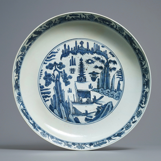 Un très grand plat en porcelaine de Chine en bleu et blanc à décor d'un paysage, Jiajing