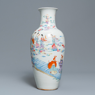 Un vase en porcelaine de Chine famille rose à décor d'immortels, marque de Qianlong, République