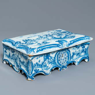 Une rare boîte à bijoux et son couvercle en faïence de Delft en bleu et blanc, 18ème