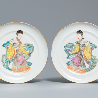 Une paire de plats en porcelaine de Chine famille rose à décor de femmes aux éventails, 19ème