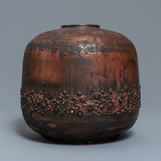 Un vase brutaliste à décor en relief et émail à reflet métallique, Perignem, 2ème moitié du 20ème
