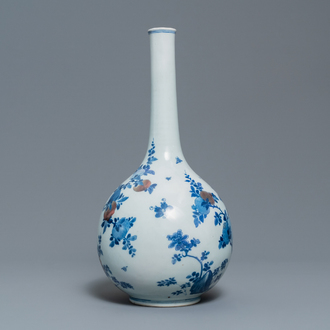 Un vase de forme bouteille en porcelaine de Chine en bleu, blanc et rouge à décor de pêches et calligraphie, Kangxi