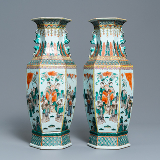 Une paire de vases de forme hexagonale en porcelaine de Chine famille verte, 19ème