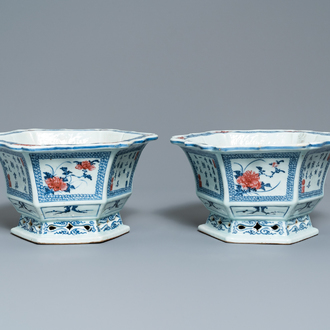 Een paar Chinese blauw-witte en onderglazuur rode jardinières, 18/19e eeuw