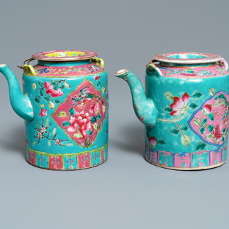 Deux grandes théières en porcelaine de Chine famille rose à fond turquoise pour le marché Straits ou Peranakan, 19ème