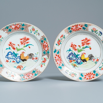 Une paire d'assiettes en porcelaine de Chine famille rose à décor de coqs, Qianlong