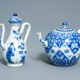 Een Chinese blauw-witte theepot met deksel en een dekselkan, Kangxi
