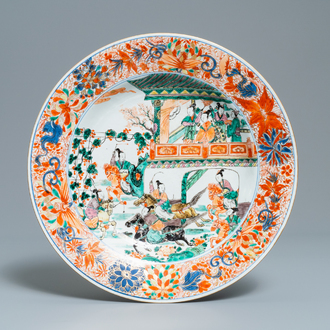 Un plat en porcelaine de Chine rose-verte à décor du 'Général Yang et Mu Guiying', Kangxi/Yongzheng