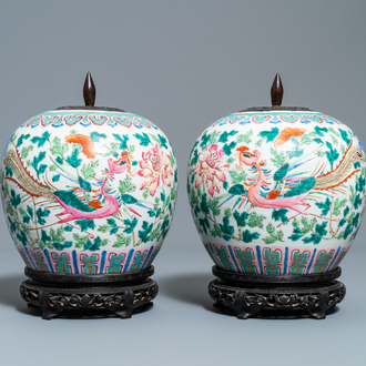 Une paire de pots à gingembre en porcelaine de Chine famille rose, 19ème