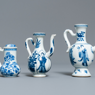 Trois verseuses en porcelaine de Chine en bleu et blanc, Kangxi