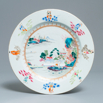 Un plat en porcelaine de Chine famille rose à décor d'immortels et d'un paysage, Qianlong