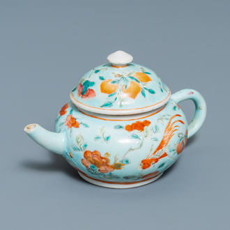 Een Chinese theepot met turquoise fondkleur voor de Straits of Peranakan markt, 19e eeuw