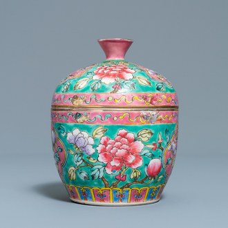 Un bol couvert de type 'chupu' en porcelaine de Chine famille rose pour le marché Straits ou Peranakan, 19ème