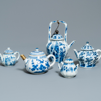 Vijf Chinese blauw-witte theepotten met deksels, Kangxi