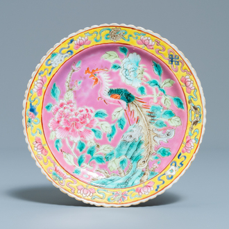 Une assiette en porcelaine de Chine famille rose à fond rose pour le marché Straits ou Peranakan, 19ème