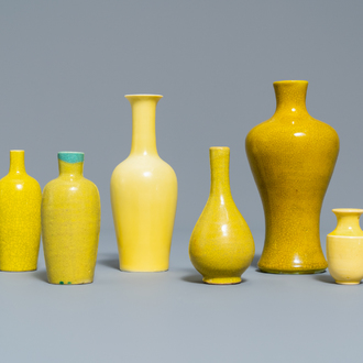 Six vases en porcelaine de Chine jaune monochrome, 19/20ème