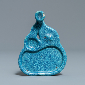 Een kleine Chinese inksteen met 'robin's egg' glazuur in de vorm van een kalebas, Qianlong