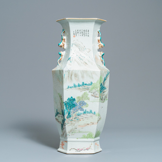 Un vase de forme hexagonale en porcelaine de Chine qianjiang cai, 19/20ème