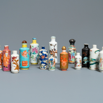 Fourteen various Chinese snuff bottles, 19/20th C.