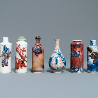 Six tabatières en porcelaine de Chine en bleu et blanc et rouge de cuivre, 19/20ème