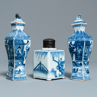 Een paar vierkante Chinese blauw-witte dekselvaasjes en een theebus, Kangxi