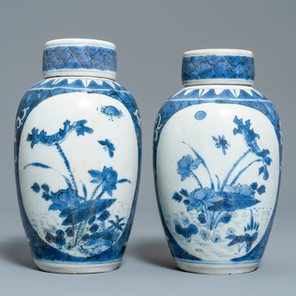 Une paire de vases couverts en porcelaine de Chine en bleu et blanc à décor floral, épave du Hatcher cargo, époque Transition