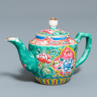 Une verseuse couverte en porcelaine de Chine famille rose à fond turquoise pour le marché Straits ou Peranakan, 19ème