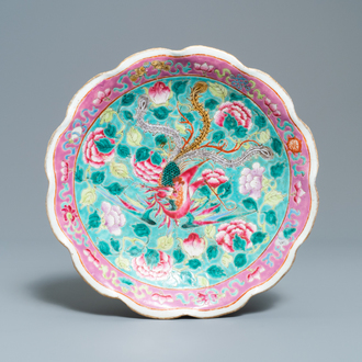 Un plat sur piedouche en porcelaine de Chine famille rose pour le marché Straits ou Peranakan, 19ème