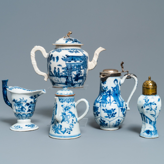 Trois verseuses, une théière et un vase à monture en métal en porcelaine de Chine en bleu et blanc, Kangxi/Qianlong