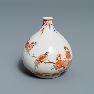 Un vase en porcelaine de Japon surdécoré aux Pays-Bas dans le style Kakiemon, Edo, 17/18ème