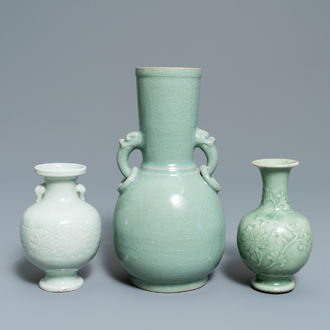 Trois vases en porcelaine de Chine céladon monochrome, 19/20ème