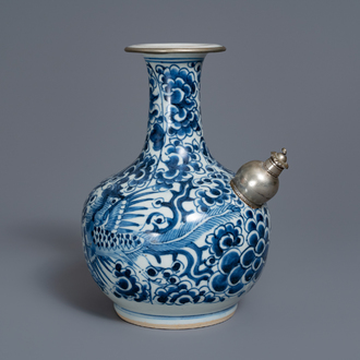 Un kendi en porcelaine de Chine 'Bleu de Hue' pour le Vietnam à décor de phénix, 19ème