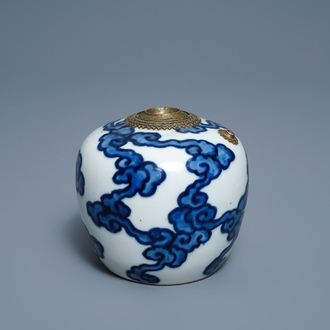 Une pipe à eau en porcelaine de Chine 'Bleu de Hue' pour le Vietnam, 18/19ème
