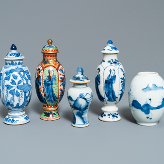Cinq vases en porcelaine de Chine en bleu et blanc dont un surdécoré, Kangxi