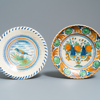 Deux assiettes en majolique polychrome à décor d'un oiseau et d'un tazza aux fruits, Pays-Bas, 1er quart du 17ème