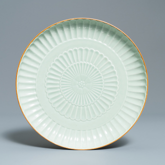 Un plat en porcelaine de Chine céladon monochrome en forme de Chrysanthe, Jingdezhen, daté 1954