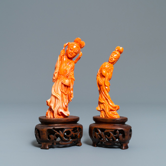 Twee Chinese figuren van dames in rood koraal, 19/20e eeuw