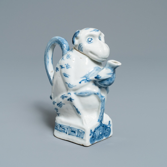 Une verseuse couverte en forme de singe en porcelaine de Chine en bleu et blanc, 19ème
