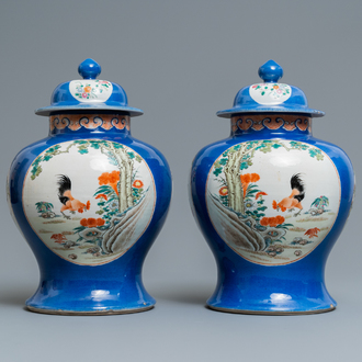 Une paire de vases couverts en porcelaine de Chine famille rose, marque de Kangxi, 19ème