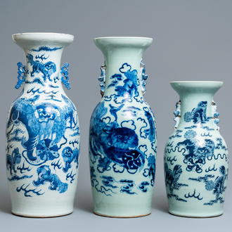 Drie Chinese blauw-witte en celadon vazen met Boeddhistische leeuwen, 19e eeuw