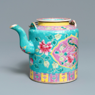 Une grande théière en porcelaine de Chine famille rose à fond turquoise pour le marché Straits ou Peranakan, 19ème