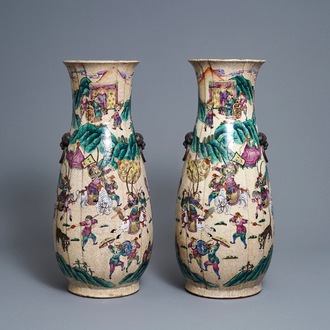 Une paire de vases en porcelaine de Chine famille rose dite 'de Nankin' à décor de guerriers, Chine, 19ème