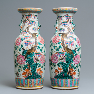 Une paire de vases en porcelaine de Chine famille rose à décor d'oiseaux parmi branches fleuries, 19ème