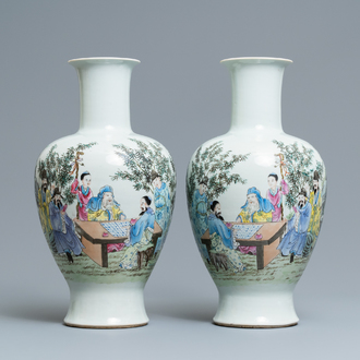 Une paire de vases en porcelaine de Chine famille rose à décor de joueurs de go, marque de Qianlong, 19/20ème