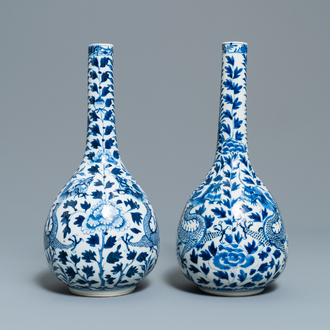 Een paar Chinese blauw-witte flesvormige vazen met draken, 19e eeuw