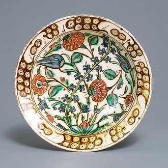Un plat polychrome en céramique d'Iznik à décor floral, Turquie, vers 1600