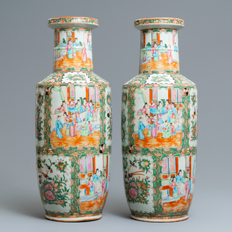 Une paire de vases de forme rouleau en porcelaine de Chine famille rose de Canton, 19ème