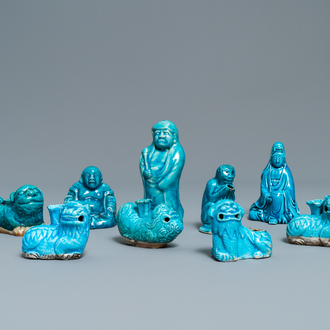 Negen Chinese figuren en waterdruppelaars met turquoise glazuur, Kangxi en later
