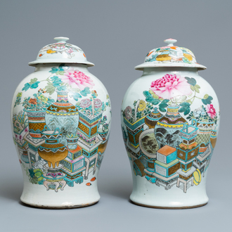 Deux vases couverts en porcelaine de Chine qianjiang cai à décor d'antiquités, 19ème