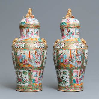 Une paire de vases couverts en porcelaine de Chine famille rose de Canton, 19ème